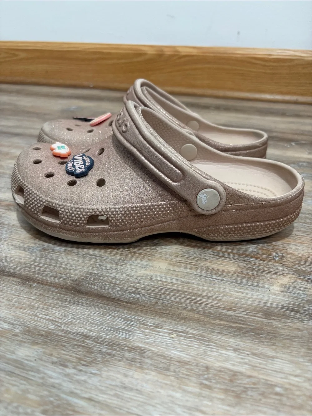 Crocs Classic Quartz Glitter Clogs Size 6  Assorted Jibbitz Charms